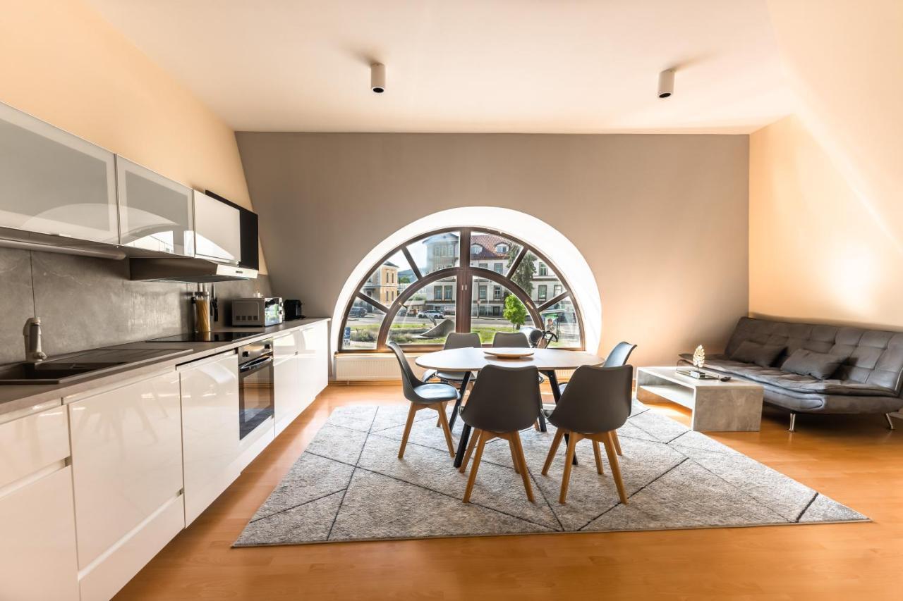 Lovely 4-Bedroom Flat In Historical Center With Stunning View Тренчин Экстерьер фото